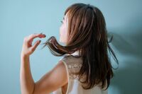 髪の毛は洗いすぎに要注意！髪のプロが教える“抜け毛が気になる人”がやめるべき3行動、1分でできる「頭皮…