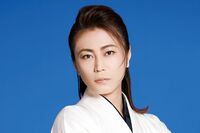 氷川きよし、白の着流しに黒い帯姿、凛とした表情に惚れぼれ！新アルバムのビジュアルが到着