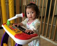 難病におかされた1歳7か月の女の子、治療費がまだ足りず