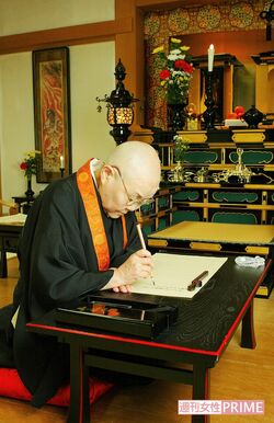 京都市嵯峨野に開いている寺院『曼陀羅山寂庵』では、定期的に写経や法話の会を開催。生の寂聴さんに会いたいと、全国からファンが訪れていた