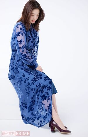 青いドレスから美脚を覗かせる上戸彩（撮影／渡邉智裕）