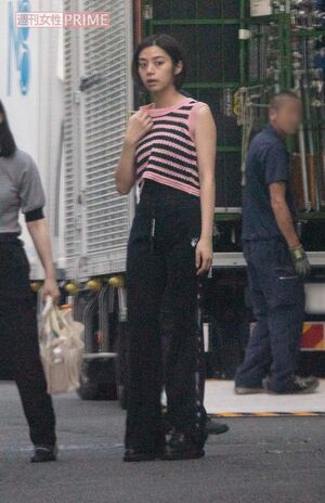 ドラマ『地面師たち』撮影終了後は、大胆なノースリーブで帰路に就いた池田エライザ（2023年9月）