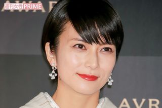 '16年11月29日「BVLGARI AVRORA AWARDS」授賞式ゴールデンカーペットに出席する柴咲コウ