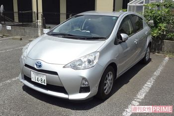 駐車場に止められていた善明さんの車。こまめに洗車する姿も目撃されており、整頓された車の中には善明さんの帽子が残されていた