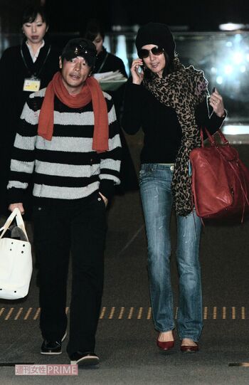 ハネムーン先のアフリカから帰国した陣内智則と藤原紀香（2008年1月）