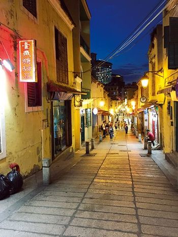 レトロな家並みが続く、福隆新街はかつての花街。今はおいしくて格安の飲食店が人気を呼んでいる