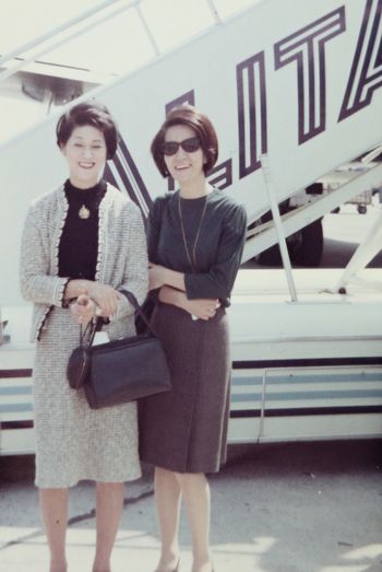 結婚後、義母で美容家の芝山みよかさんとパリへ。現地でメイクアップの学校に入り、基礎から舞台用のメイクまで習った