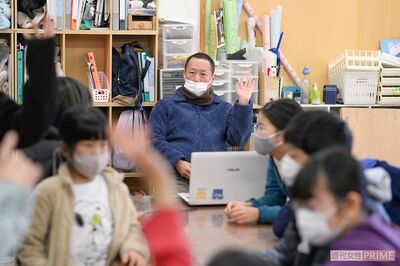 担任は子ども同様に手を挙げて発言。話し合いが難航したときに助け船を出す（撮影／渡邉智裕）