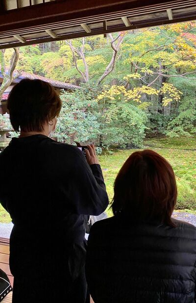 紅葉の名所として知られる京都の『瑠璃光院』の景色を楽しむ昭恵さん（左）と相川（右）