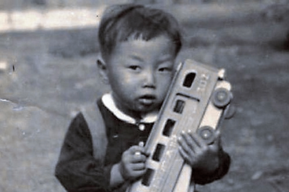 幼少時代の神谷。野山を友達と駆け回って遊んでいたという