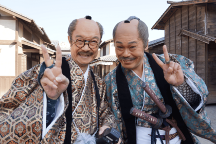 コメディー時代劇『よってこてんてこめ江戸カフェ』（サンテレビジョン）で爺役で共演した際のカット