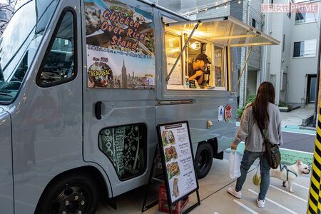 施設の入り口にはキッチンカーや野菜の直売所が出店する　撮影／齋藤周造