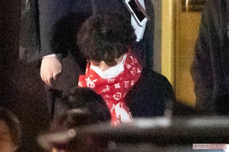 真っ赤なルイ・ヴィトンのマフラーがキマってるKis-My-Ft2・藤ヶ谷太輔