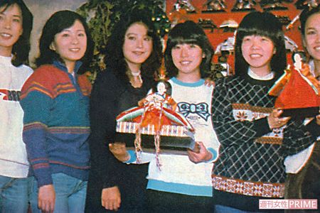 1980年、ひな祭りコンサート。右から五輪真弓さん、イルカさん、沢田さん、久保田早紀さん、太田裕美さん、横山みゆきさん