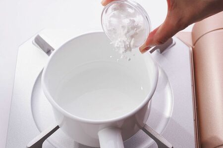 作り方（１）　鍋にくず粉と砂糖、水を入れる　撮影／廣瀬靖士
