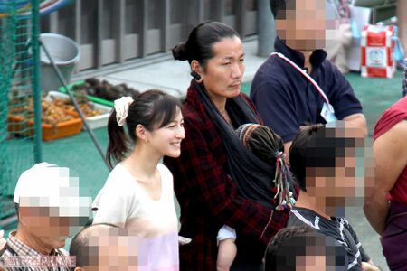 広末涼子と次男を抱いた夫のキャンドル・ジュン氏（2011年）