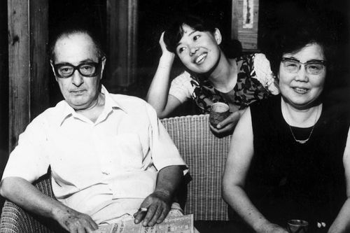 父が招く大勢のお客さんのために料理をふるまう母の姿を見て育った