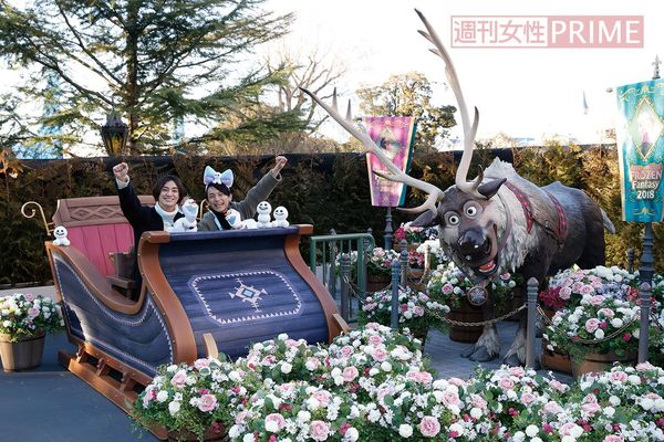 「アトラクションみたいで楽しー！」（橋本くん）「ポップコーン片手に冒険に出発だー！」（高崎くん）撮影／伊藤和幸　(c)DISNEY/PIXAR