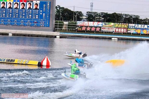 「水上の格闘技」と呼ばれる激しいレースも魅力