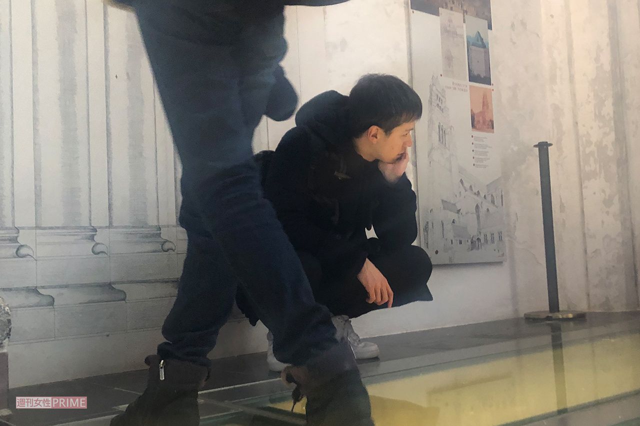 '20年2月、ベルギーの美術館で女性とデートをするウエンツ瑛士