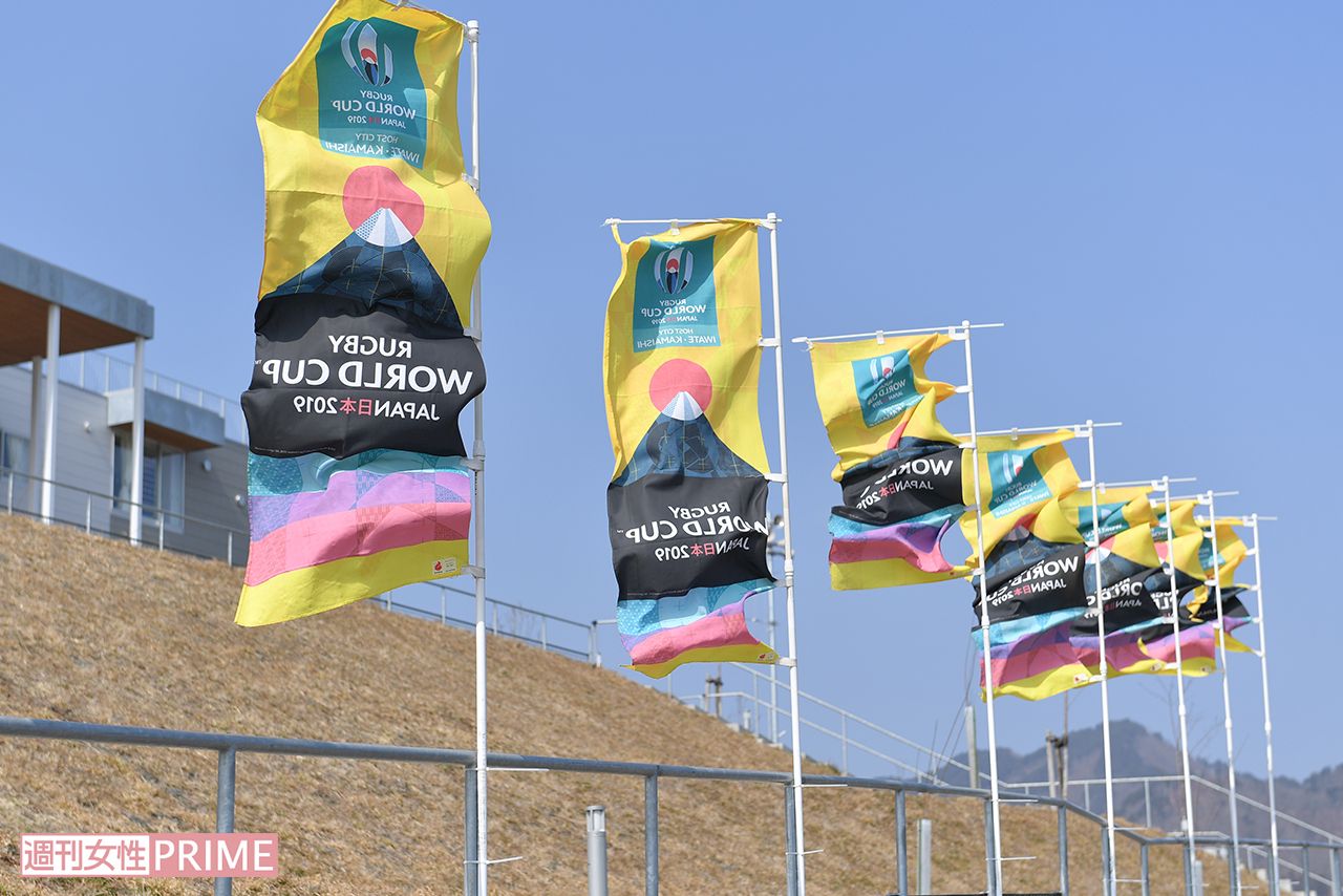 市内のあちこちで開催をPRするのぼりがはためいていた