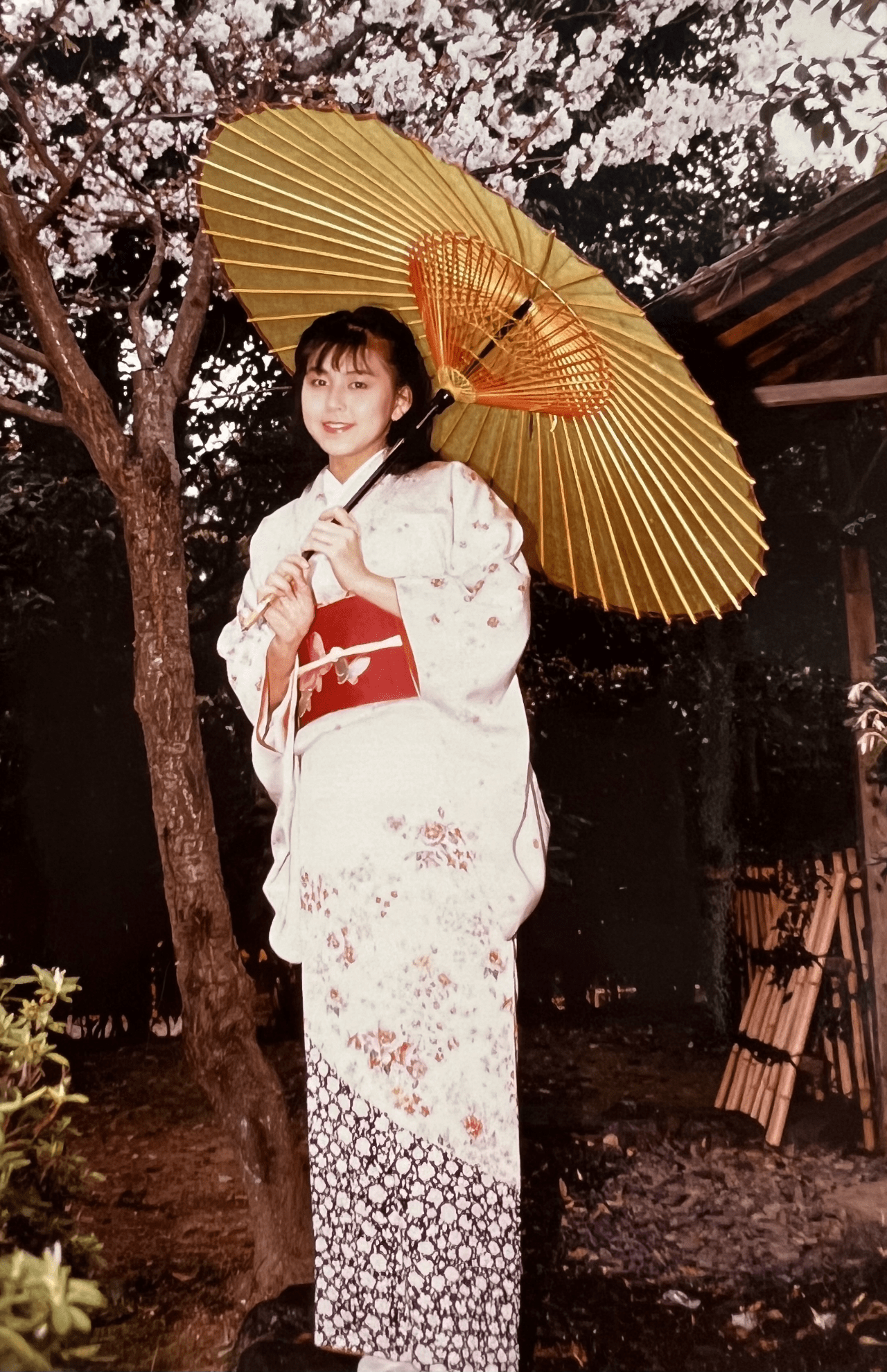 16歳のときから京都でモデルの仕事を始める。「早く自立したい」と強く思い、必死で働いた。高校は中退し、勉強は通信教育にかえた