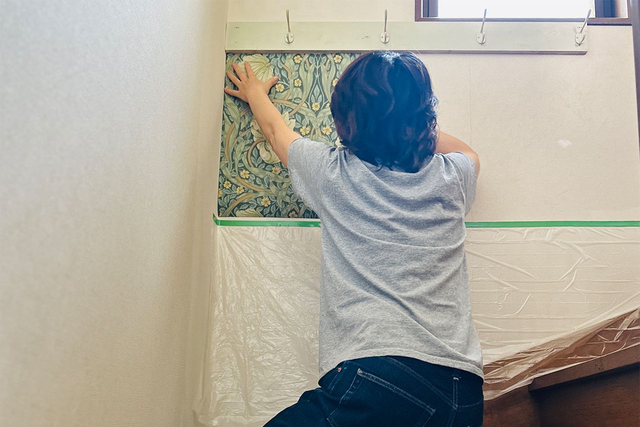 階段横の古い壁が壁紙張りで一新。「壁紙張りやペンキ塗りは古い家ならではの楽しみ方。おすすめです」