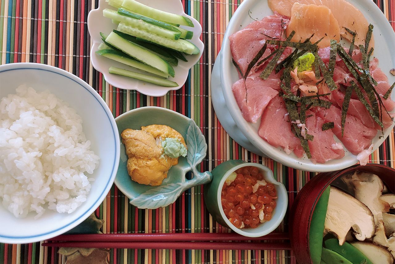 「炊きたてごはんでトロの刺身、生ウニ、いくら、椎茸、さやえんどうのお吸い物。“朝から贅沢だね？”“まだまだがんばれ！　自分だからね”美味しい家ご飯で乗りきろう！」（2020年4月5日）