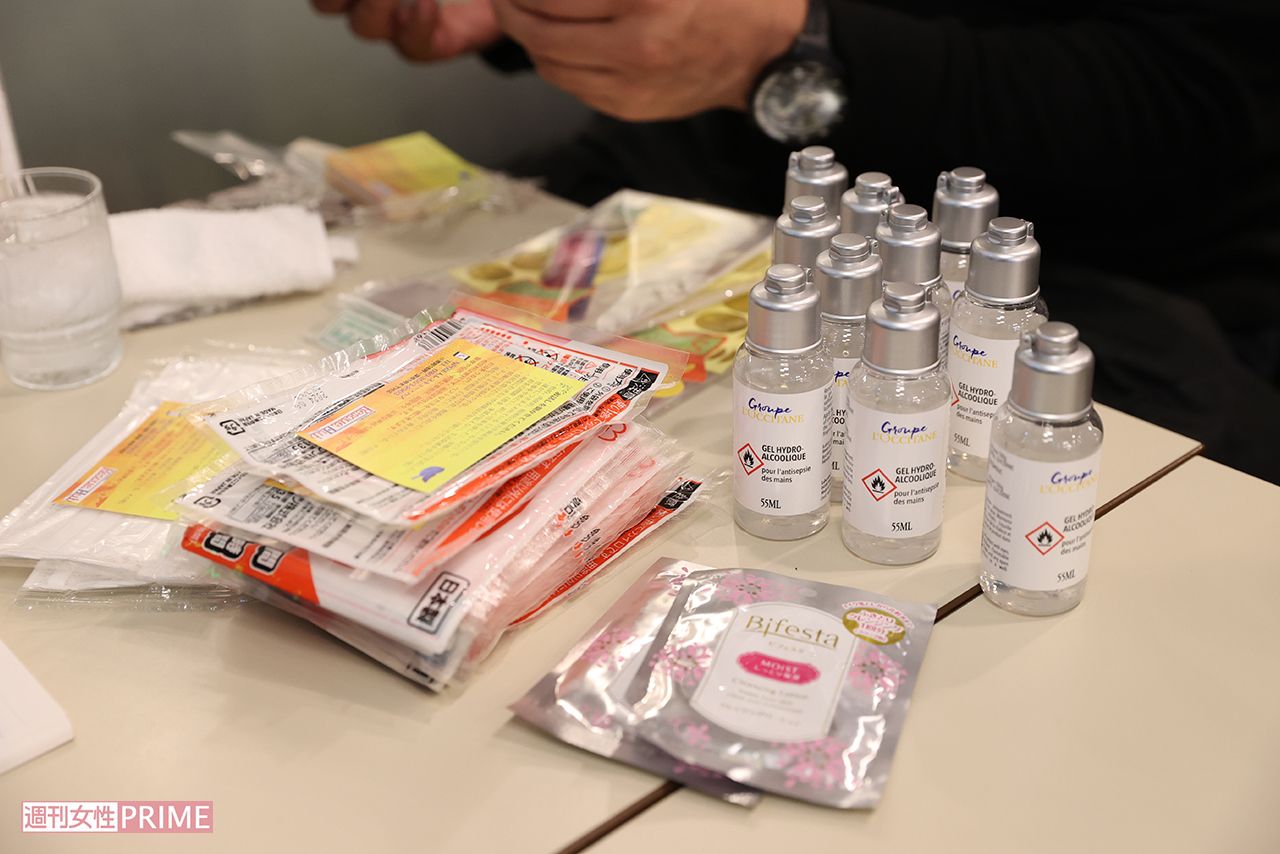 使い捨てカイロなどに「お話しを聞かせてください」とのメッセージと連絡先が書かれたカードを添え、女性たちに手渡している