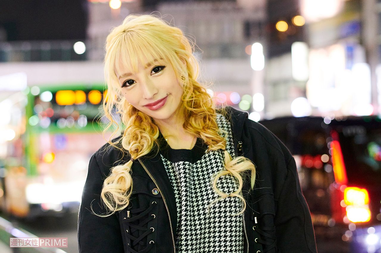 インタビューに答える加藤紗里（2021年12月9日）