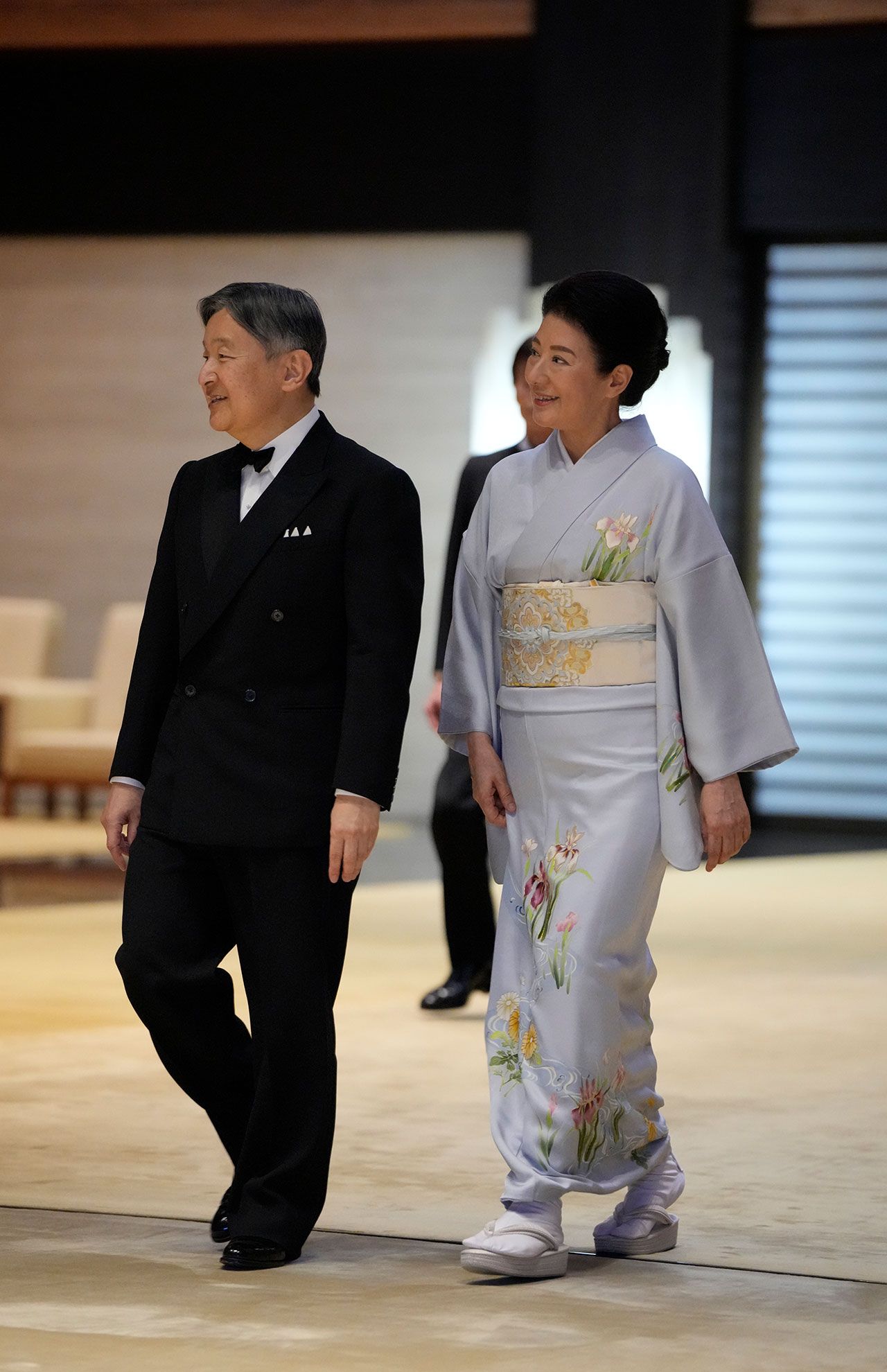 愛子さまと〝おそろい〟の水色の着物をお召しになる雅子さま