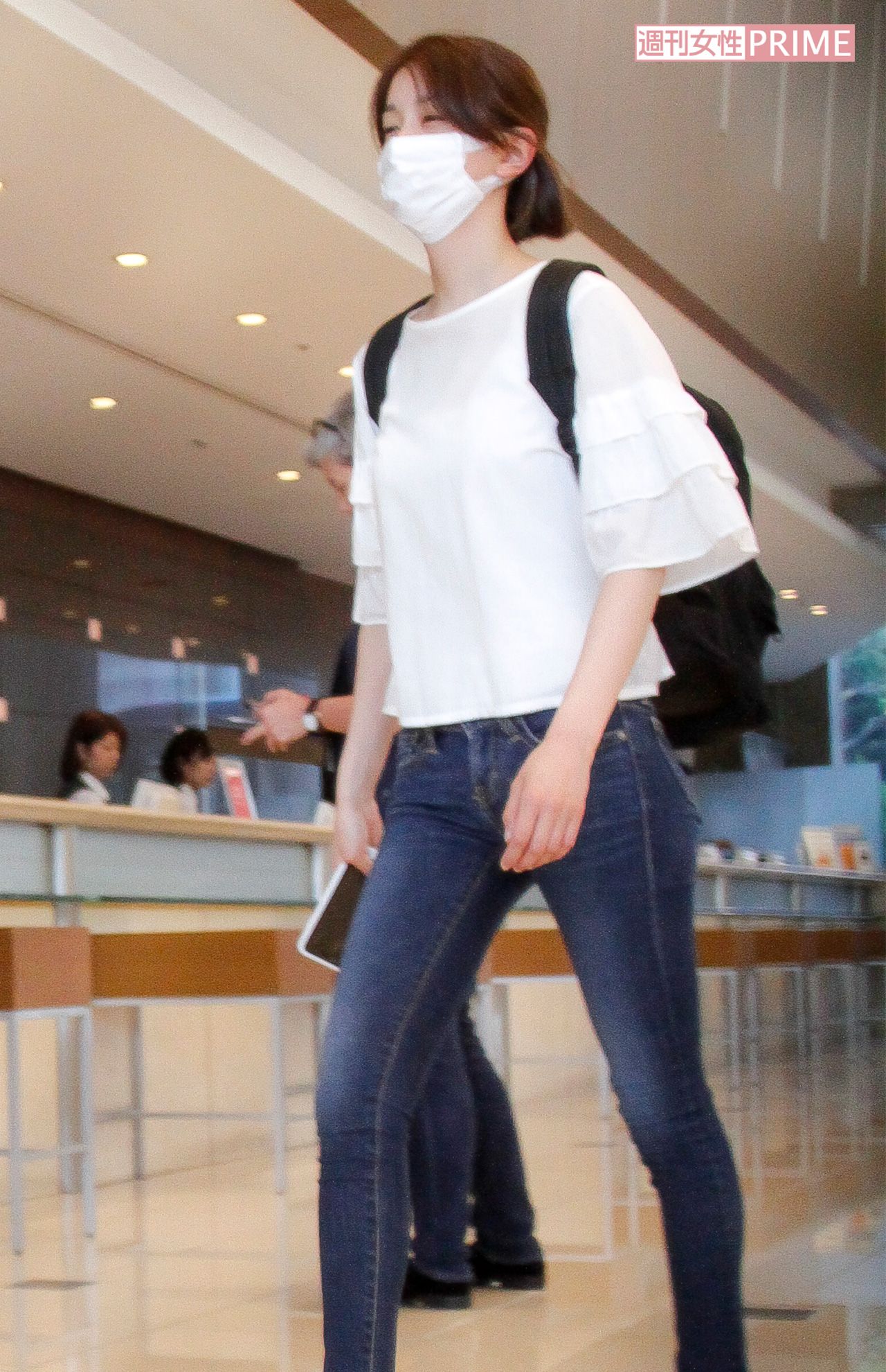 5月29日、ホテルから前日と同じ服装で出て来た石橋