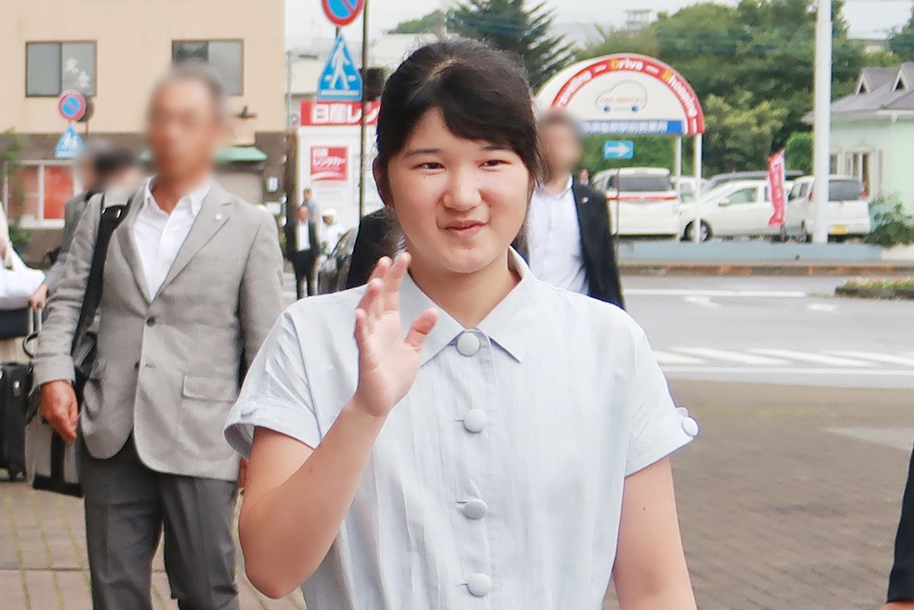 新幹線で帰京される際のJR那須塩原駅前では奉送に笑顔で応じられていた（8月30日）