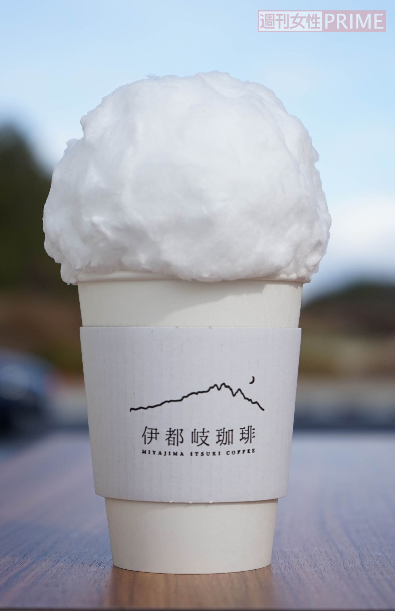 【八天堂ビレッジ】『天空カフェラテ（HOT）』（530円）は、フワフワのわたあめがのった新感覚ドリンクはSNS映え抜群!