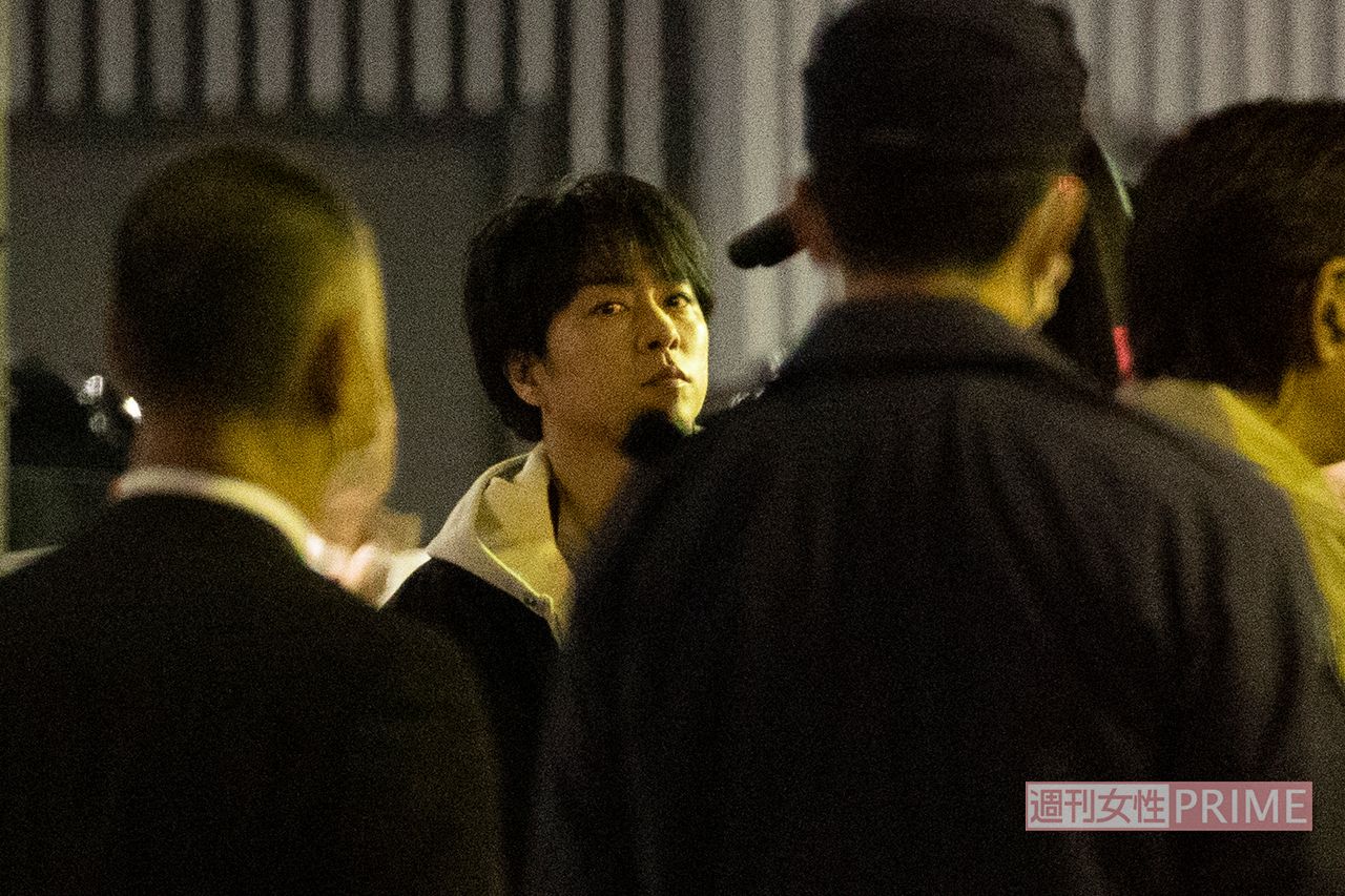 '23年1月放送予定のドラマ『大病院占拠』のロケに臨む櫻井翔（2022年）