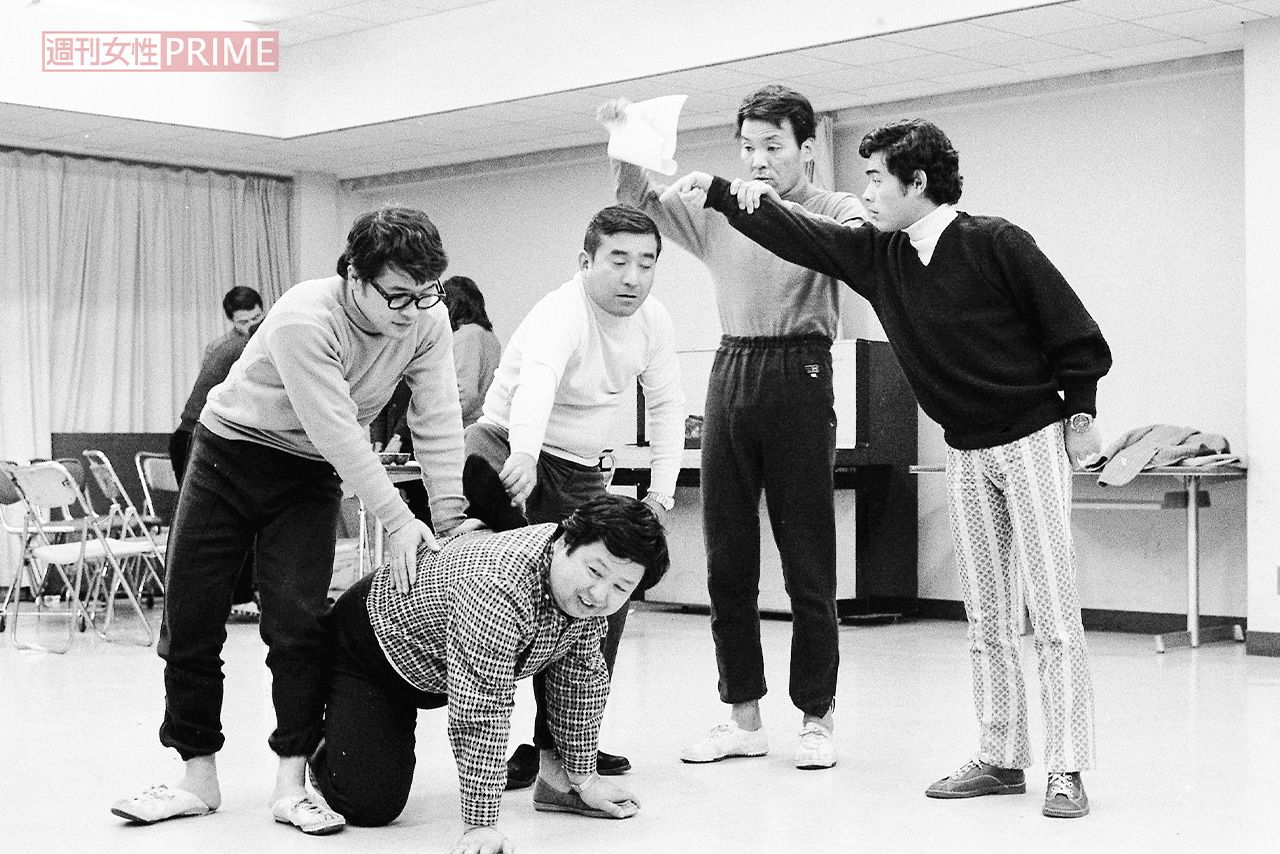 1971年、ドリフのコント稽古中の仲本工事さん。元メンバー・荒井注さんの姿も