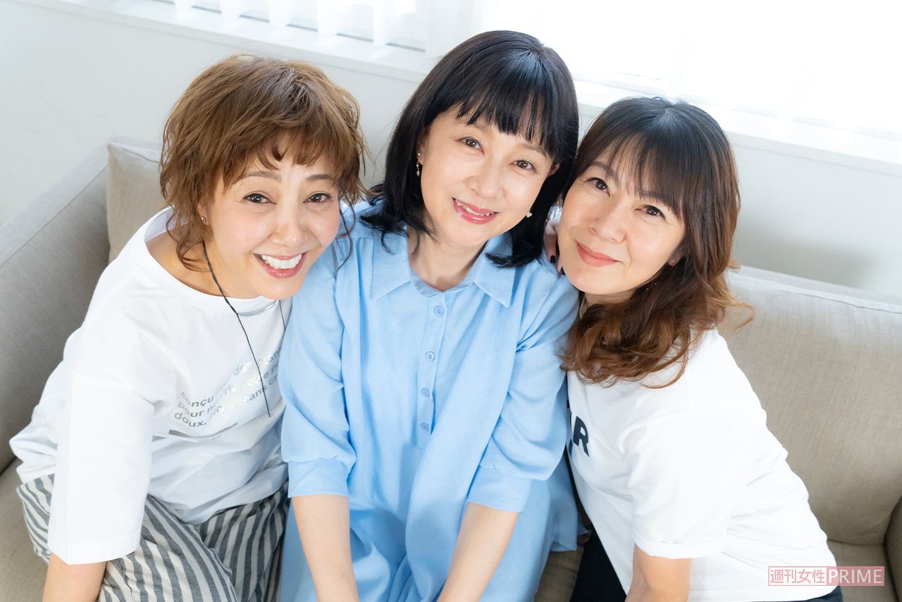 写真左から芳本美代子、松本典子、網浜直子　撮影／佐藤靖彦