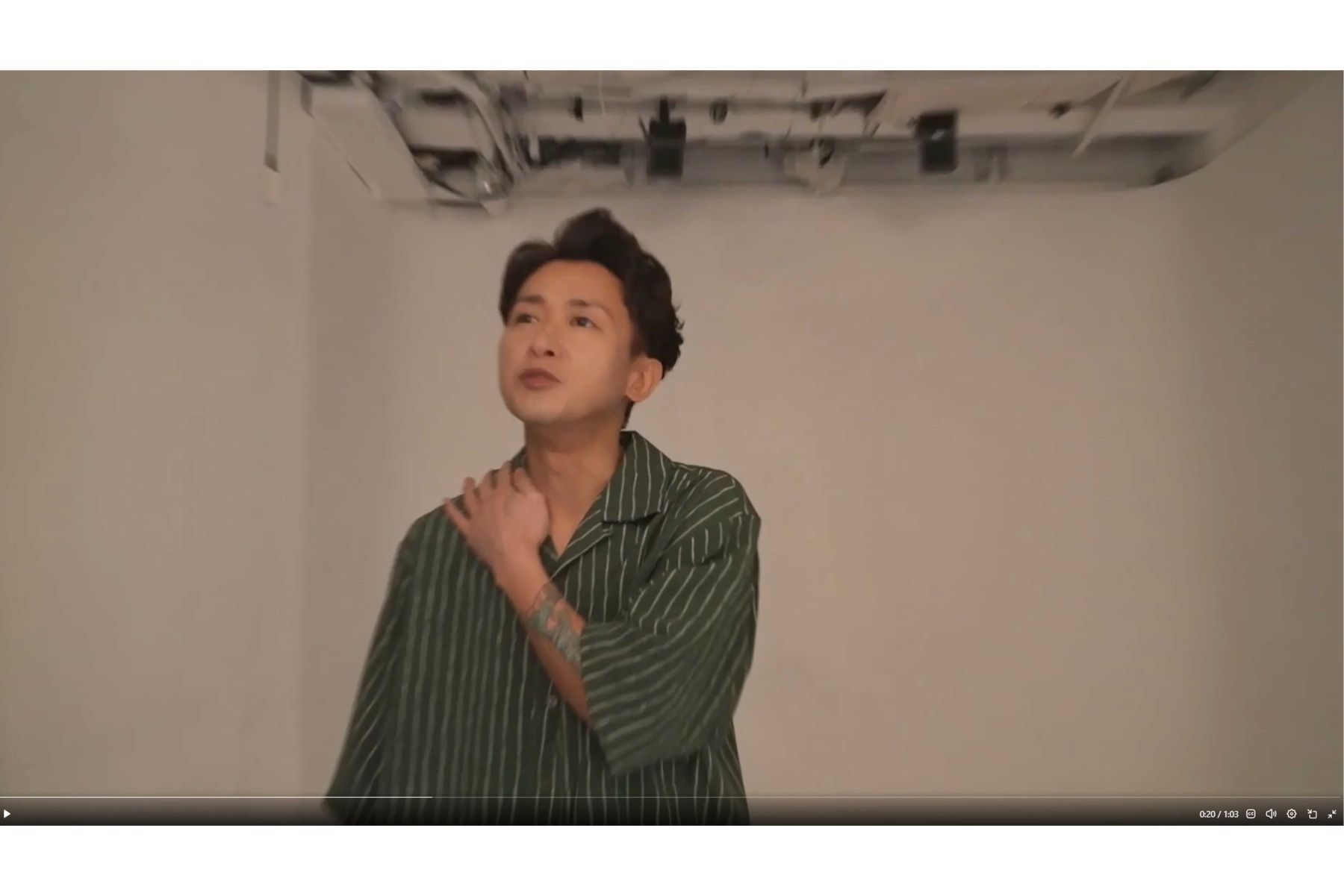 堂々とタトゥーを見せる大野智（公式Xより）