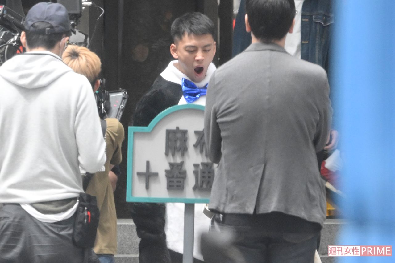 ドラマ『六本木クラス』ロケ、パンダの着ぐるみをきる竹内涼真。眠たいのか何度かあくびをする姿も（2022年5月）