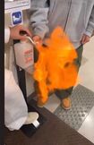 スーパーの店内で火炎放射!(SNSより)