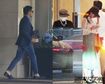 長友佑都と平愛梨、結婚前の密会写真(2016年)写真左/5月21日、ホテルから出る長友。3時間後に帰ってきたが、夜には高級焼き肉店へ。写真右/長友が焼き肉店へ向かった10分後、平愛梨(左)と妹の祐奈(右)もホテルからタクシーを拾い、同じ店へ向かった