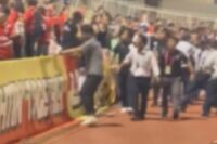 “暴徒化”浦和レッズサポーターへの処分が「甘すぎる」弁護士は「集団的暴行罪に当たる可能性」