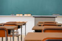 「アキラ100％のマネをして」女児を裸にさせた変態教師、体育の着替えも付き添う