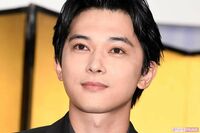 吉沢亮「男と女の境界を超えた」衝撃の奇抜メイク姿に「目元、殴られた？」「さすがに面白い」ツッコミ殺到