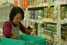 缶入り飲料を慣れた手つきで並べる水村さん。真剣な表情だ