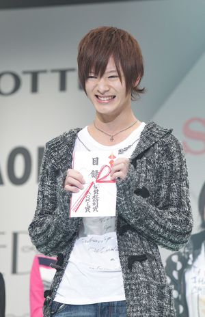 『ジュノン・スーパーボーイ・コンテスト』での初々しい笑顔。ステージパフォーマンスではクレープを焼いた塩野瑛久