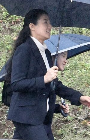 初等科時代には、20か月近く雅子さまの学校へのお付き添いが続いた（'11年4月）