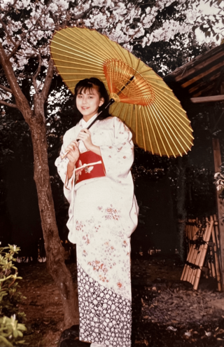 16歳のときから京都でモデルの仕事を始める。「早く自立したい」と強く思い、必死で働いた。高校は中退し、勉強は通信教育にかえた