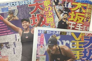 決勝が行われた日のスポーツ紙の一面。“王手”の段階で大きな注目を集めた