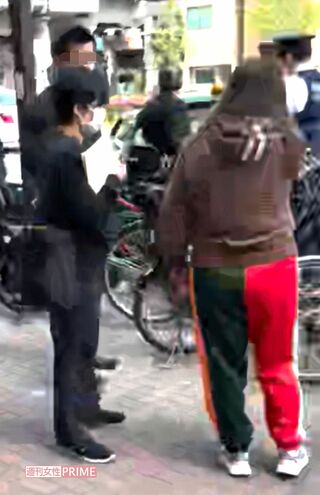 4月16日の午前、品川区路上で事情聴取をうける華原（タテ画像）